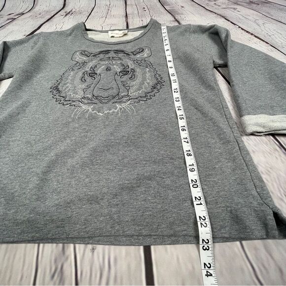 TWO BY VINCE CAMUTO tiger embroidery soft grey sweater, size PM - Picture 10 of 13